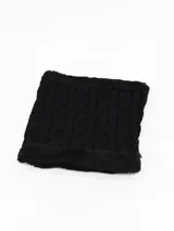Cuello tipo bufanda circular de tejido de punto con diseño de trenzas y forro interior de peluche sintético.