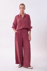 Pantalón de vestir color ladrillo, de corte palazzo y tiro alto.