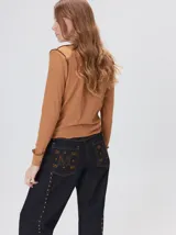 Polera básica de algodón en tejido rib, color turquesa, de manga larga, con hombreras y detalles de pespuntes en color contrastante en las terminaciones y el cuello.