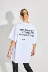 Remerón blanco de jersey 24/1 peinado, corte oversized, mangas cortas y ruedo ancho. Estampa serigrafiada en frente y espalda a contratono.