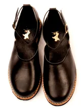 Zapato plano tipo bailarina o mary jane, color gris claro, con puntera redonda y tira de ajuste con hebilla en el tobillo. Suela negra.