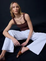Jean de tiro alto con corte wide leg, color blanco. Presenta pretina con pasadores, cierre frontal con botón y bolsillos funcionales tanto en la parte delantera como en la trasera.