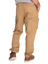 Pantalón cargo beige con múltiples bolsillos utilitarios, cintura elástica y puños elastizados en los tobillos.