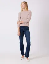 Buzo de tejido fino color beige, con cuello redondo, mangas tres cuartos y diseño raglán.