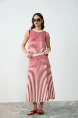 Pollera midi de tejido de punto a rayas verticales en color rojo y crudo, con cintura elástica.