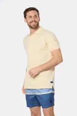 Short de baño con diseño de bloques de color y franjas horizontales en tonos azules y celestes, con cintura elastizada.