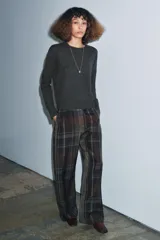Jersey de cuello redondo y manga larga, confeccionado en hilatura de cashmere 100% con acabados en rib.