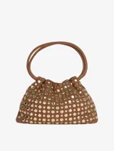 Mini bolso de cubo color marrón, confeccionado en cuero y decorado con tachuelas doradas de diferentes tamaños. Tiene dos asas superiores y se cierra con broche magnético.