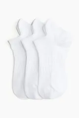 Pack de tres pares de medias deportivas blancas de corte bajo, confeccionadas con tejido DryMove™ que absorbe la humedad. Cuentan con secciones de ventilación en malla, soporte de arco y secciones reforzadas en punta y talón.