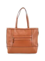 Cartera tipo shopper color marrón con textura perforada y colgante de borla.