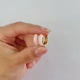 Aros tipo argolla dorados con esmalte color rosa.