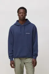 Hoodie de algodón color azul marino con capucha ajustable mediante cordones, bolsillo frontal tipo canguro y logo de la marca bordado en el pecho.