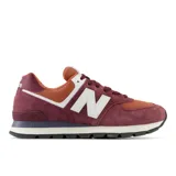 Championes New Balance 574, color borgoña, naranja y blanco, confeccionados en gamuza y malla, con logo "N" característico en los laterales y entresuela ENCAP.