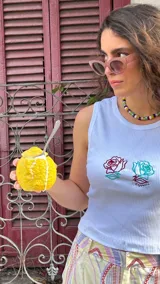 Musculosa crop de algodón elastizada color blanco, con bordado de dos rosas en el frente.