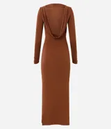 Vestido midi de microfibra color marrón, de corte ajustado al cuerpo y manga larga. Presenta un diseño con frunces laterales en la cintura y en los puños, y un escote drapeado en la espalda.