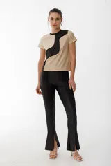 Calza negra de tiro alto con textura acanalada y aberturas en el ruedo.