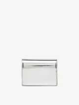 Billetera plateada de cuero con logo Diesel en relieve.