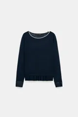 Jersey de punto verde militar con efecto doble, escote redondo y mangas largas con detalles en blanco en el cuello, puños y ruedo.