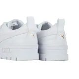 Championes Puma modelo Mayze Classic, color blanco con detalles en dorado. Diseño de plataforma con suela dentada y logo de la marca en el lateral y la entresuela.