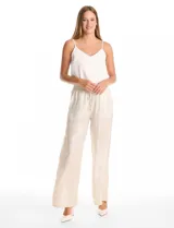 Pantalón de corte wide leg en tejido laminado metalizado color gris. Presenta pretina ancha elastizada con lazo de ajuste y bolsillos delanteros.