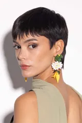 Aros colgantes con forma de flores blancas y hojas verdes y amarillas.