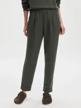 Pantalón de jogging color verde oliva, confeccionado en tejido DoubleSoft®, con corte ajustado, pinzas delanteras y traseras, y bajo enrollado.