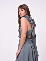 Vestido largo color gris con breteles finos y volados en el escote. Corte imperio y falda amplia.