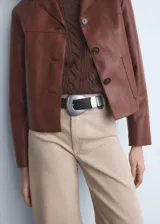 Jeans tiro alto estilo culotte de color beige claro, con diseño de pernera ancha, bajo deshilachado y cierre de cremallera y botón.