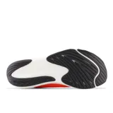 Championes de running New Balance FuelCell Rebel v3, color naranja con detalles en negro y blanco.