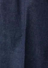 Pantalón de tiro alto y silueta recta, de color azul marino.