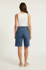 Short de gabardina de algodón color crudo, de corte recto y tiro medio. Cuenta con bolsillos laterales y traseros, cierre frontal con botón y bragueta.