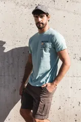 Gorra de gabardina color gris con visera curva y logo bordado en el frente.