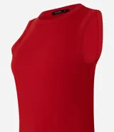 Musculosa de ribana de algodón con elastano, diseño ajustado al cuerpo, cuello redondo alto y sin mangas.