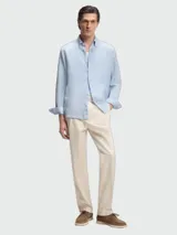 Camisa de lino de corte slim fit en color celeste, con cuello abotonado y mangas largas.