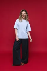 Remera de algodón con corte boxy fit, silueta amplia, hombros caídos y aberturas laterales.