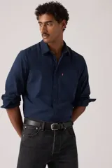 Camisa azul marino de manga larga de Levi's, con cuello camisero, cierre frontal de botones y un bolsillo en el pecho con etiqueta roja distintiva de la marca.