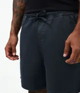 Bermuda de sarga color azul oscuro, con cintura elástica y cordón ajustable. Presenta bolsillos laterales funcionales y un diseño de corte regular con acabado lavado.