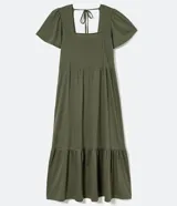 Vestido midi verde militar de algodón, con escote cuadrado, mangas cortas amplias y falda con volantes escalonados.