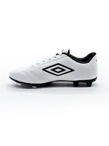 Championes de fútbol Umbro modelo Clasic II HG, color azul marino con suela y tapones en color naranja. Presenta el logo de la marca en blanco en el lateral y cierre con cordones.
