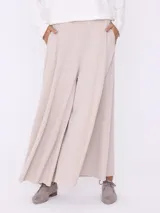 Pantalón palazzo color visón, de corte ancho y tiro alto.