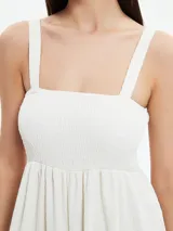 Monoprenda larga color blanco off white, con escote cuadrado y cuerpo estilo nido de abeja elástico. Presenta tirantes anchos y perneras amplias y sueltas.