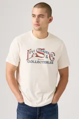 Remera de hombre color crema, de corte recto y manga corta. Estampado frontal con el logo de Levi Strauss & Co. Collectibles en azul y rojo.