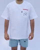 Remera blanca de algodón con cuello redondo y bolsillo en el pecho con estampado de montaña.