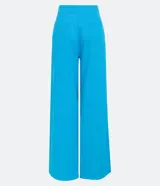 Pantalón modelo pantalona de corte amplio, confeccionado en una mezcla de viscosa y lino. Presenta cintura con botón, cierre de cremallera y bolsillos laterales.