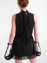 Vestido mini negro de Tencel con escote drapeado y detalle de encaje en el ruedo y aberturas laterales.