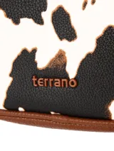 Bandolera compacta Terrano de color verde menta, confeccionada en símil cuero. Cuenta con cierre superior, herrajes metálicos plateados, tira ajustable al tono y detalle de logo metálico en el frente.