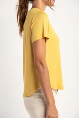 Remera de cuello redondo y manga corta, confeccionada en tejido de viscosa acanalado con un calce suave y liviano.