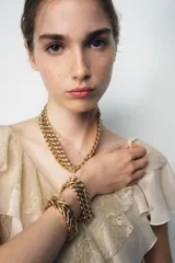 Pack de dos pulseras de eslabones gruesos en tono dorado, con diseño de cadena y cierre de clip integrado.