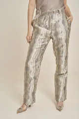 Pantalón de vestir de corte recto, con estampado abstracto en tonos grises y plateados, bolsillos laterales y presillas para cinturón.