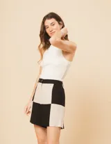 Short de lino color beige y naranja, de tiro alto con elástico en la pretina trasera, cierre delantero y botón, bolsillos delanteros y dobladillo invisible.